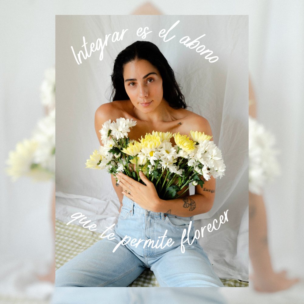 Daniella con un ramo de flores y la frase: Integrar es el abono que te permite florecer