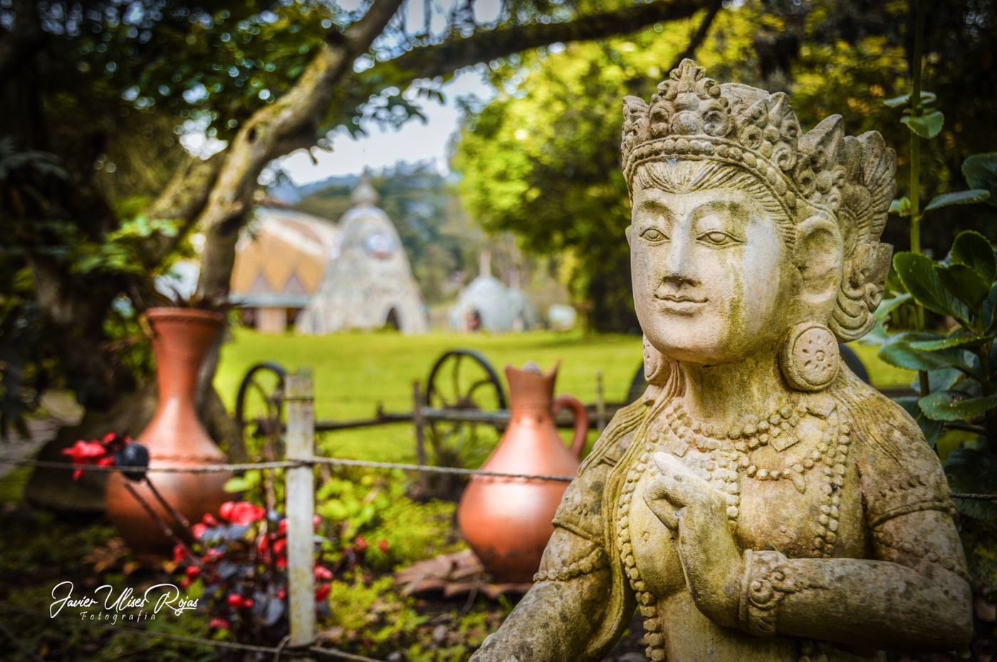 Escultura entre los jardines de Varsana
